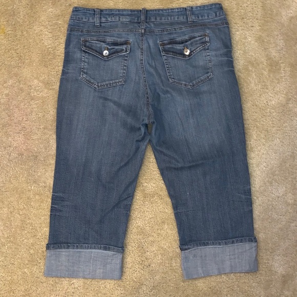 Apostrophe Cropped Jeans - Picture 2 of 5